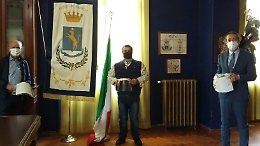 Canelli, Mimmo, il mago-falegname, realizza e regala mascherine in legno