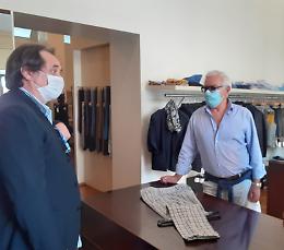 Commercianti di nuovo al lavoro tra guanti e capi invenduti