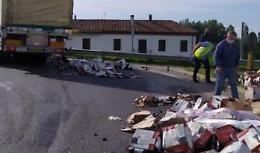 Isola d'Asti, camion "perde" decine di bottiglie di vino