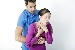 Infermiera rischia di rimanere soffocata, ma si salva grazie alla Manovra di Heimlich