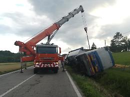 Villafranca d&rsquo;Asti, statale bloccata per un Tir rovesciato nel fosso