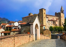A Monastero Bormida si torna a visitare il castello con la sua torre campanaria