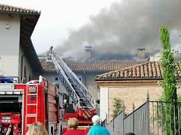 Costigliole d'Asti, tetto in fiamme per la caduta di un fulmine