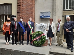Asti, all'esterno della Questura inaugurato il monumento ai caduti della polizia