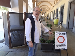 L'appello del ristoratore: &laquo;Fermate i monopattini sotto i portici Pogliani&raquo;