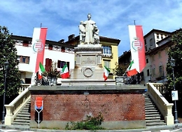Castelnuovo Don Bosco: aula scolastica in piazza per la foto di fine anno