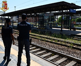 Asti, tenta di sfuggire agli agenti della Polfer, aveva un ordine di carcerazione
