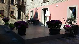 Canelli, l'enoteca gastronomica Civico 15 si trasferisce nella "casa delle bifore"