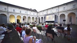 "Estiamo insieme", film e spettacoli teatrali nel cortile del Michelerio