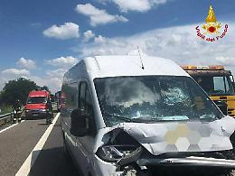 Asti, Vigili del Fuoco estraggono dall'abitacolo l'autista di un furgone