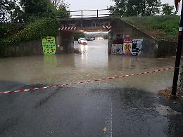 Maltempo, strade e case allagate nel Sud Astigiano, automobilisti salvati dai vigili del fuoco