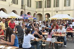 San Damiano: lo "street food" richiama tanta gente in piazza