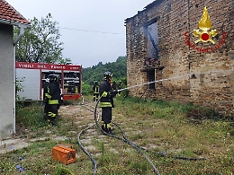 In fiamme un casolare disabitato di Bubbio: denunciato un 73enne astigiano