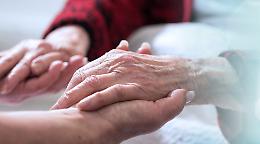 Dopo 62 anni di matrimonio, una coppia di sposi si saluta per l&rsquo;ultima volta