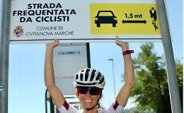 Sei Comuni astigiani nel Giro del Piemonte di Paola Gianotti per i cartelli "salva-ciclisti"