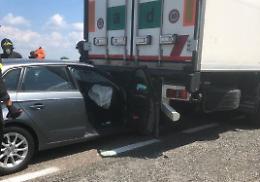 Asti, doppio incidente sull'autostrada: in uno automobilista incastrato sotto un camion