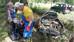 Pino d'Asti, volontari ripuliscono un bosco antico da una discarica abusiva