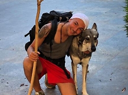 Ad Asti fa tappa Matteo, "lupo viaggiatore" che predica gentilezza