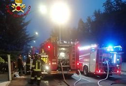 Asti, incendio notturno in un garage di via Valence