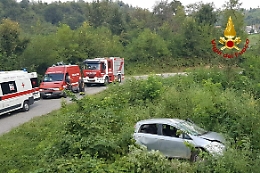 Ferrere, donna di 69 anni esce di strada e finisce lungo la scarpata
