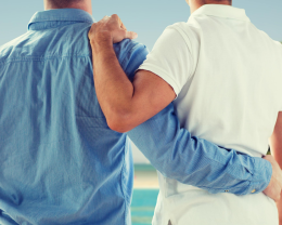 Insulta un gay in piscina, ma il compagno della vittima lo prende a pugni