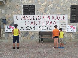 Cinaglio, manifestazione dei cittadini contro il ripetitore davanti al municipio vuoto