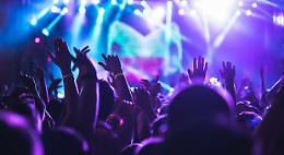 Controlli anticovid della polizia di Asti in discoteca: interrotta la serata in una sala da ballo a Vigliano