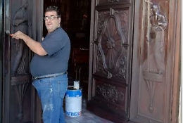 Canelli, il portale di San Leonardo restaurato dal "mago" falegname