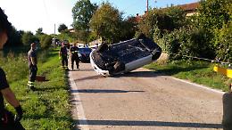 San Damiano, auto si capotta, ferito il conducente
