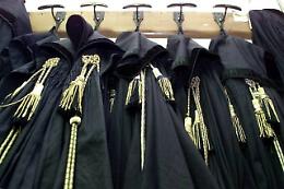 Avvocato astigiano si vede negare il rinvio di un&rsquo;udienza fissata la stessa ora del funerale della madre