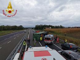 Tir rovesciato a Villanova d'Asti sulla A21, in corso le operazioni di intervento
