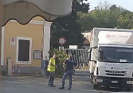Canelli, sgombrata l'ex stazione dai bivacchi dei vendemmiatori: &laquo;Ma farli dormire all'aperto &egrave; meglio?&raquo;