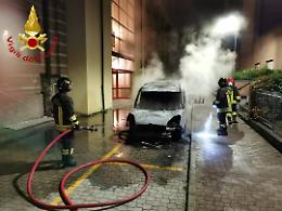 Asti, tre auto incendiate nella notte a distanza di pochi minuti