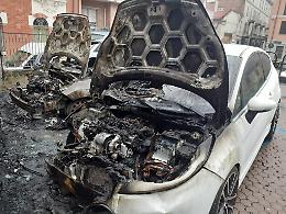 Asti, ragazzo di 17 anni confessa tutti gli incendi notturni di auto e cassonetti