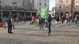 Sciopero per il clima, striscioni e presidio di Fridays For Future Asti