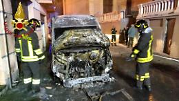 A distanza di poche ore a fuoco un furgone e un camion carico di legna