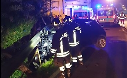 Asti, incidente a Valgera: auto contro guard rail