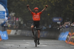 Cerny vince la tappa della discordia Abbiategrasso-Asti