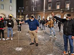 Chiusura alle 18 di bar e ristoranti: vino e birra versati per terra in segno di protesta