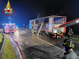 Asti, a fuoco un camion che trasportava bottiglie d&rsquo;acqua