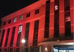 Asti, la caserma dei carabinieri si tinge di arancione per fermare la violenza sulle donne