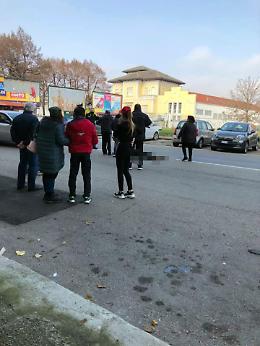 Asti, investe una donna e fugge: la polizia locale lo trova nel parcheggio di un supermercato