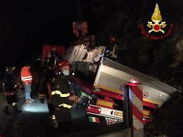 Bubbio, camion carico di lastre fuoristrada