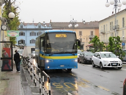 A Nizza Monferrato mezzi pubblici troppo affollati: le famiglie si lamentano