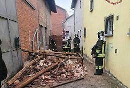 Buttigliera d'Asti, crolla il tetto di una casa in centro storico