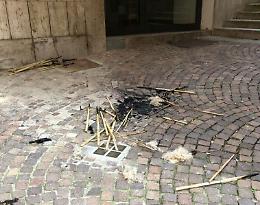 A Moncalvo bruciate ramaglie sopra le pietre d'inciampo dedicate ai morti di Auschwitz. Il sindaco: &laquo;Gesto ignobile&raquo;