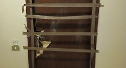 Sfasciano la porta a colpi d'ascia per rubare negli uffici di Ato 5 