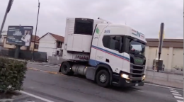 Viabilit&agrave; davanti al nuovo Lidl: tir, manovre e code come si sposano con il Codice della Strada? [VIDEO]