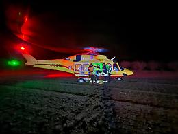 Scontro fra auto e furgone e ci va di mezzo un Tir parcheggiato: due feriti