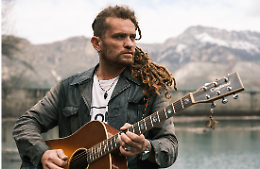 "Un cerchio infinito": Esma racconta i cicli della terra e del cuore